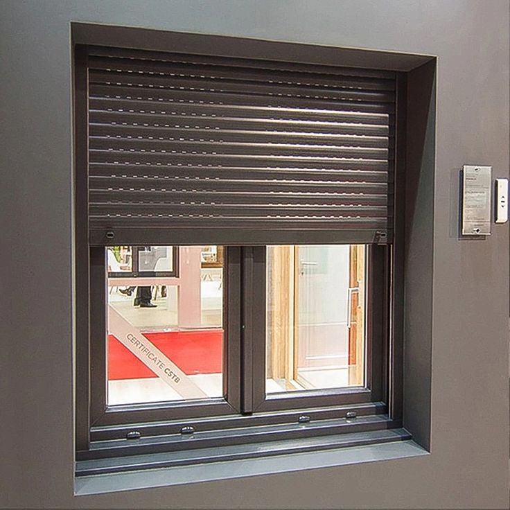 Shutter de madera en una ventana